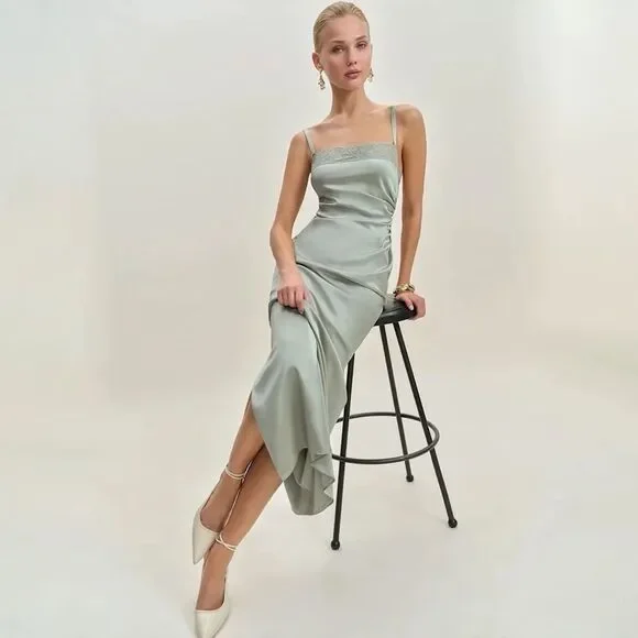 green emerald velvet dress Verdant Vesper | V-Neckline